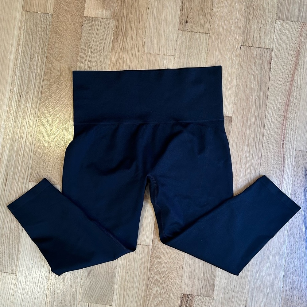 Like New Soma Black High-Waisted Slimming Crop Leggings Large